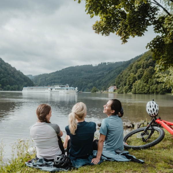 Cyklisté během odpočinku u řeky Dunaj. ©CM Visuals