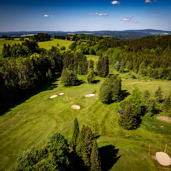 Nejstarší golfové hřiště u nás Royal Golf Club Mariánské Lázně zahájí sezónu již na Velký pátek a s novým generálním partnerem - 3