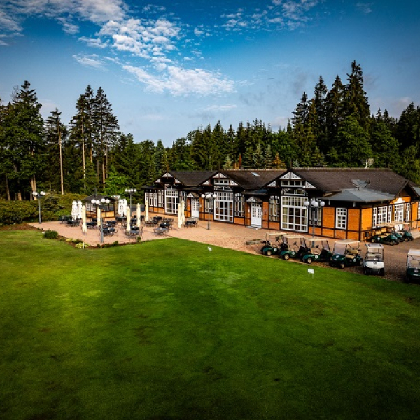 Nejstarší golfové hřiště u nás Royal Golf Club Mariánské Lázně zahájí sezónu již na Velký pátek a s novým generálním partnerem - 5