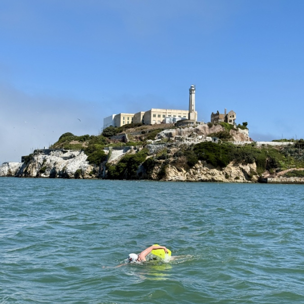 Lucie Kubesova Leisova obeplavala Alcatraz